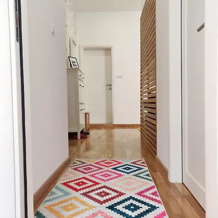 The 2-bedroom - Free Private Parking Apartament